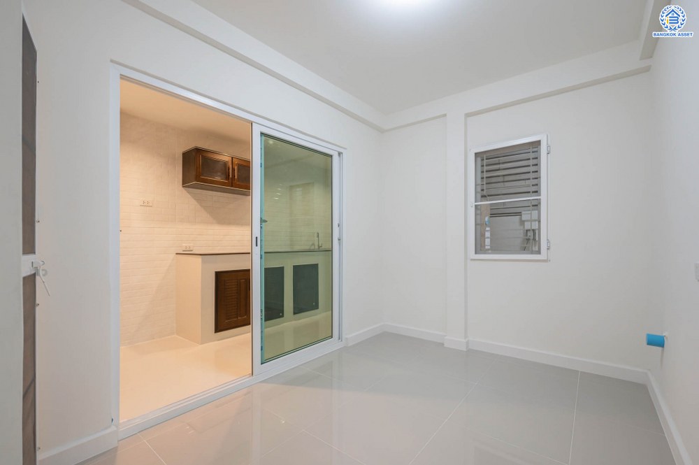 บ้านมือสองตกแต่งใหม่ โครงการ ศุภาลัยวิลล์ ราชพฤกษ์-บางบัวทอง เนื้อที่ 38.1 ตร.ว. พื้นที่ใช้สอยเยอะกว่า 184.98 ตร.ม. ตอบโจทย์ทุกการอยู่อาศัย ฟังก์ชัน 3 ห้องนอน 2 ห้องน้ำ 2 ที่จอดรถ บนทำเลเชื่อมต่อ รถไฟฟ้าสายสีม่วง "สถานีบางพลู" รายล้อมด้วยสิ่งอำนวยความสะดวกมากมาย